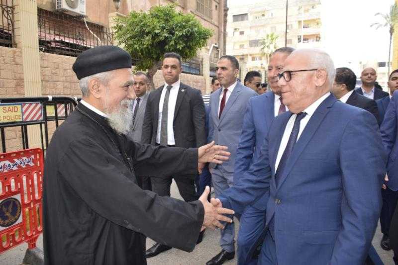محافظ بورسعيد يزور الكنيسة الإنجيلية لتقديم التهنئة للإخوة الأقباط