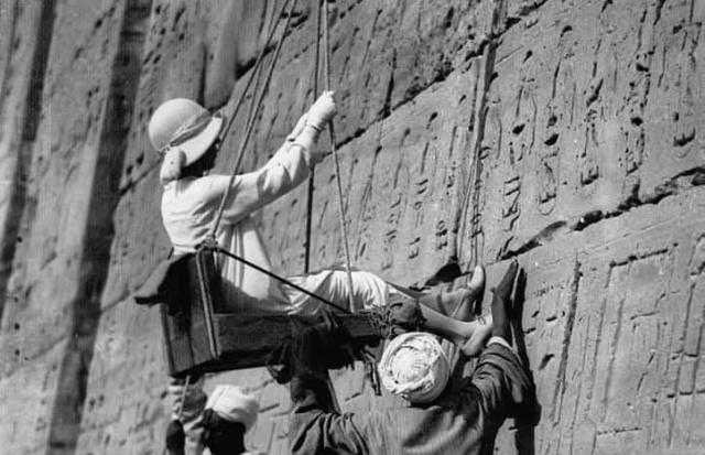 «مصر أيام زمان».. حين رفع الصّعايدة الملكة «إليزابيث» بالحبال 1930