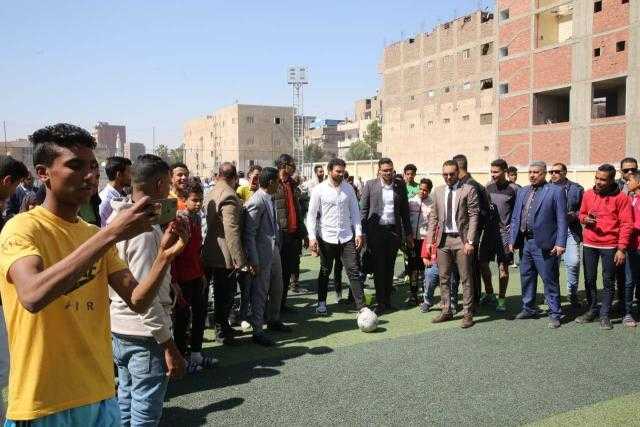 شاهد.. حسام غالي يلعب كرة القدم مع عدد من شباب قنا