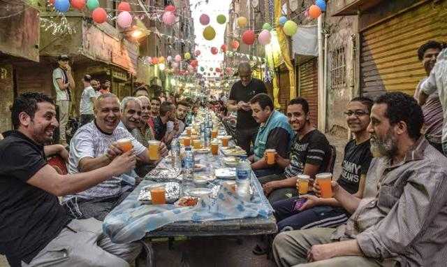 الزينة الورقية وأفضل الملابس.. مظاهر استقبال رمضان بالعالم العربي