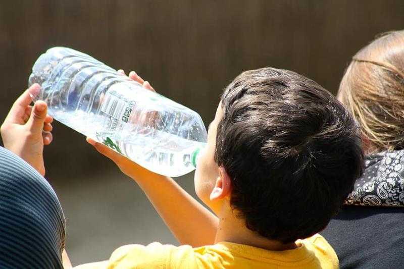 لهذه الأسباب.. توقف عن الشرب واقفًا