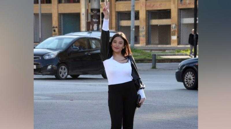 من هي «سالي حافظ» التي اقتحمت بنك في لبنان.. وماذا فعلت بالموظفين؟