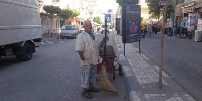 «عم ناصر» عامل نظافة بذراع واحد.. 15 عامًا من الكفاح تحت حرارة الشمس وبرد الشتاء