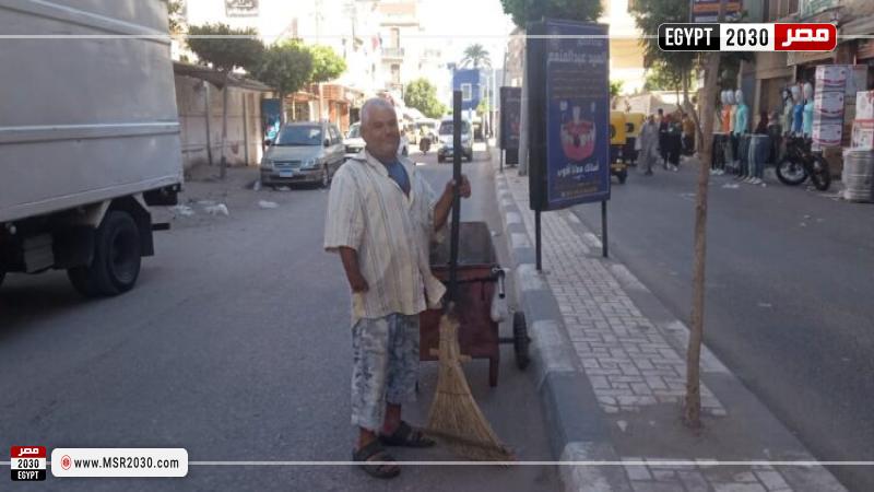 عم ناصر عامل النظافة المثالى بالبحيرة