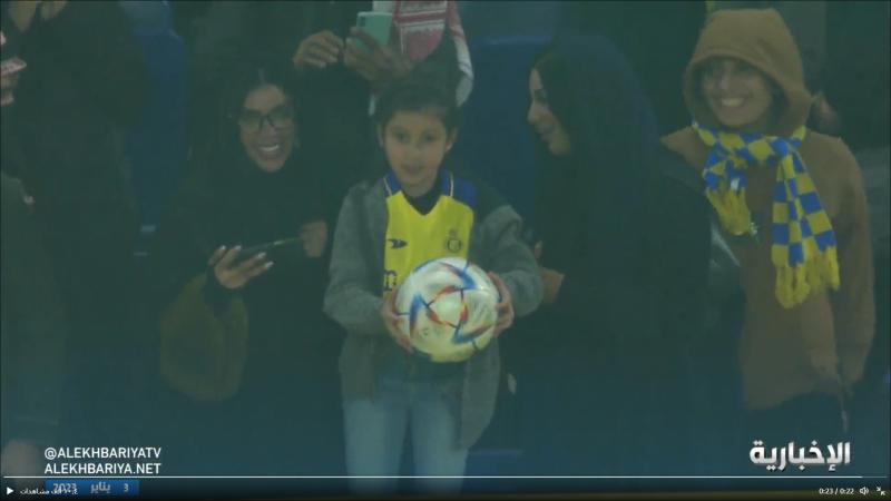 رونالدو يهدي كرة لـ طفلة في حفل تقديمه لاعبًا في النصر السعودي