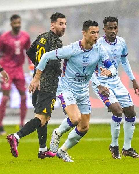 رونالدو وميسي.. باريس سان جيرمان يتقدم على نجوم الهلال والنصر في الشوط الأول