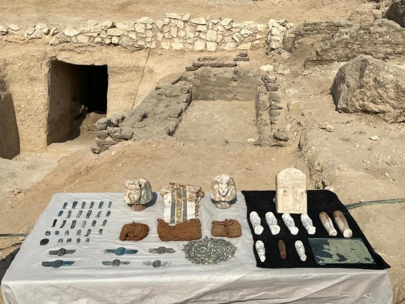 الكشف عن دفنات عائلية لأول مرة من عصر الانتقال الثاني بذراع أبو النجا