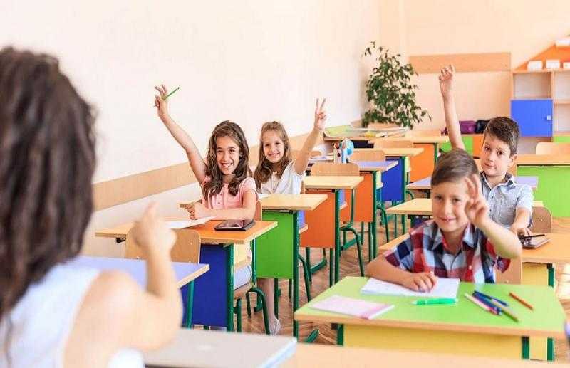 كيف يتم تأهيل الطفل للذهاب إلى المدرسة؟.. طبيب يوضح «فيديو»