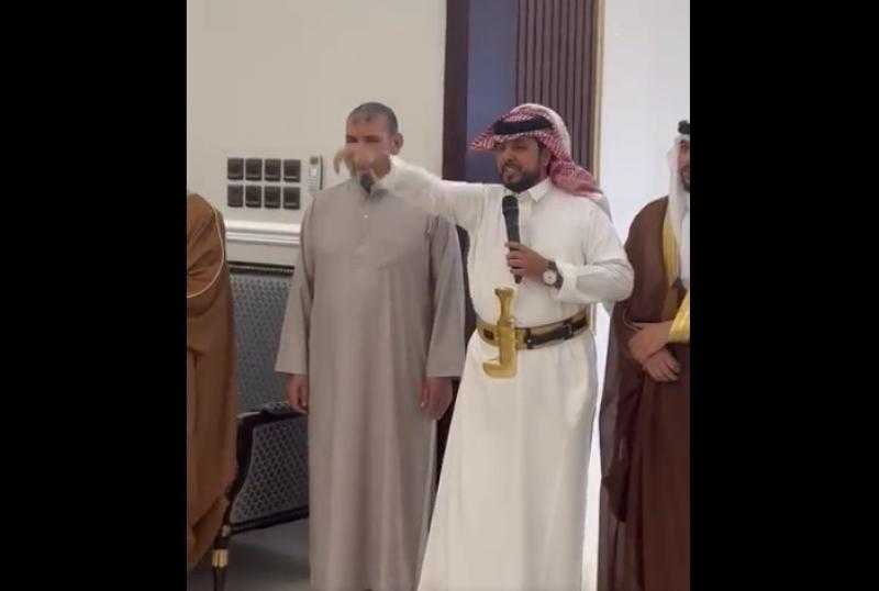 شاهد.. سعوديين يشاركون مقيمًا مصريًا احتفاله بزفاف ابنه