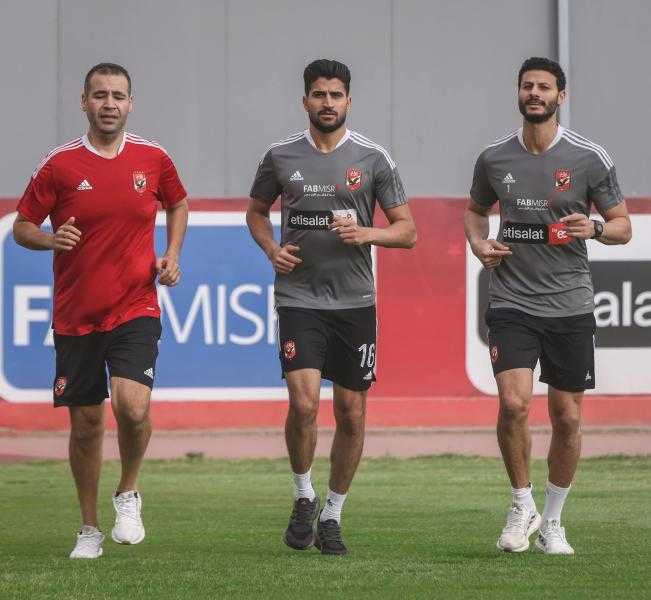 «شوبير» يكشف خطة الأهلي لتعويض رحيل الشناوي وعلي لطفي