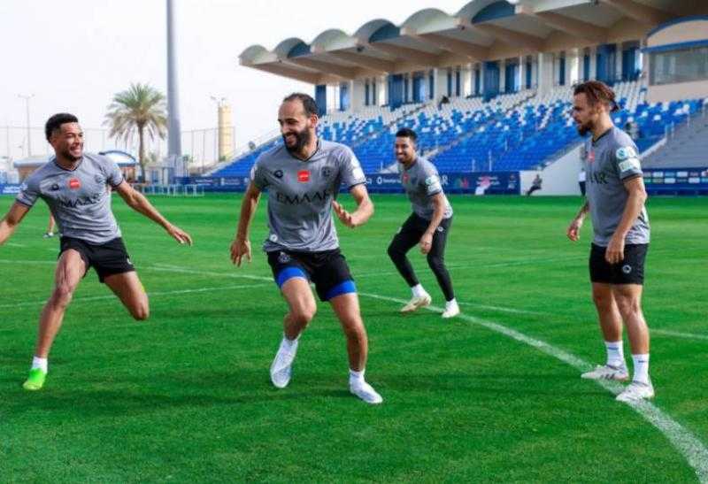 بحماس شديد.. شاهد لاعبي الهلال خلال عمليات الإحماء قبل مواجهة النصر