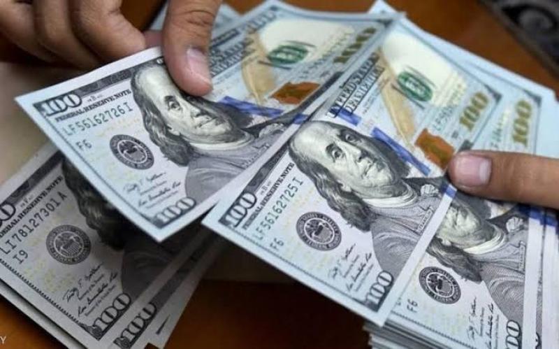 ارتباك سعر الدولار في السوق السوداء.. هل يبشر بالعودة إلى المسار الطبيعي قبل تفاقم الأزمة؟