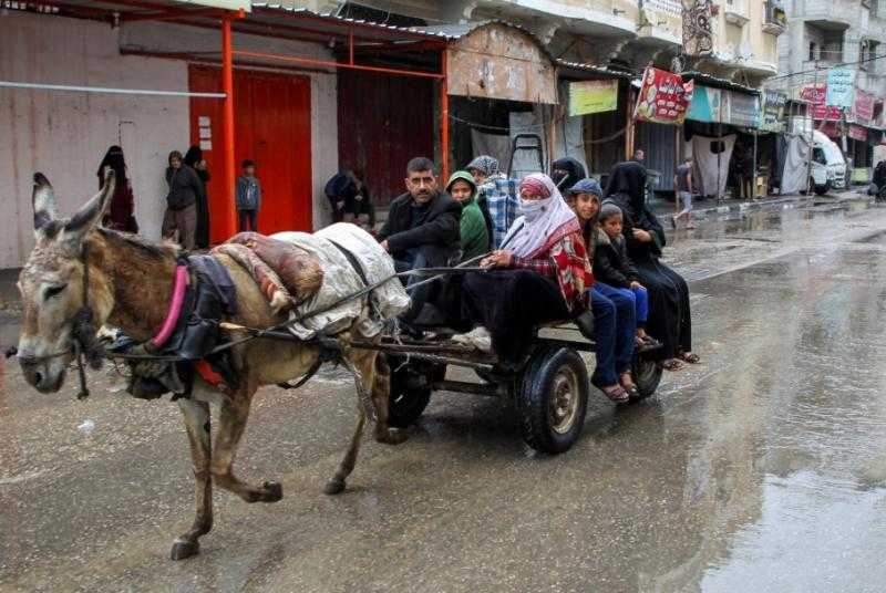 استعدادًا لبدء عملية عسكرية.. مشاهد قاسية لمغادرة مدنيين من رفح بعد أوامر الإخلاء الإسرائيلية