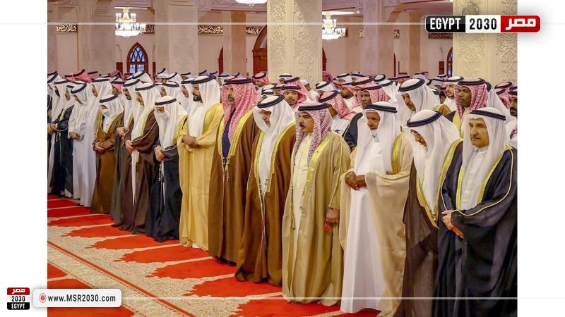 ملك البحرين يؤدي صلاة الجنازة على جثمان الشيخ عبدالله بن سلمان بن خالد