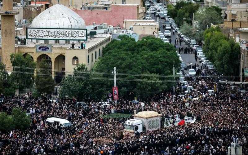 أعلام وصور وعمامة سوداء.. مشاهد لافتة في جنازة الرئيس الإيراني