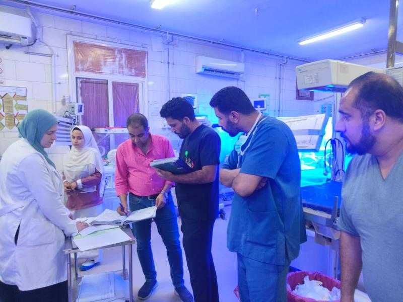 إحالة 7 أطباء للتحقيقات خلال جولة مفاجئة لمدير الطب العلاجي بأسيوط