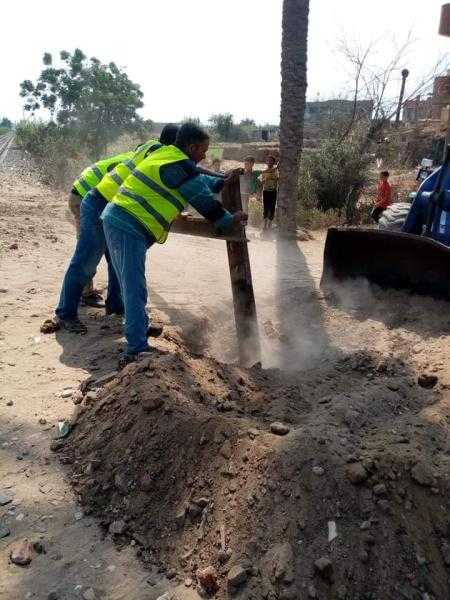 غلق 4 معابر مخالفة وغير قانونية على حرم السكة الحديد بكوم حمادة بالبحيرة