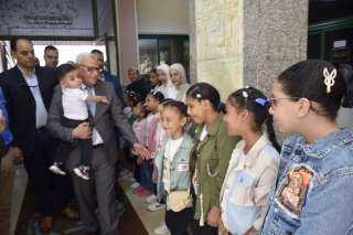 محافظ بورسعيد يزور الأطفال الأيتام في دار تحسين الصحة ويقدم التهنئة لهم بحلول عيد الأضحى المبارك