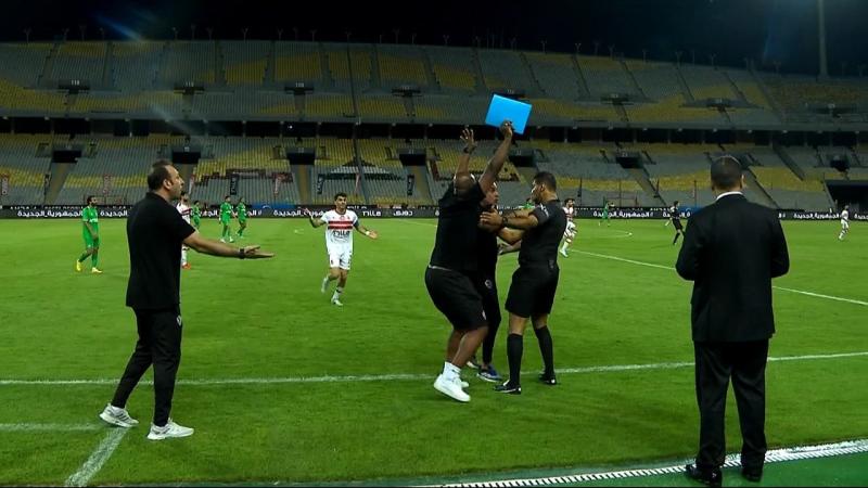 في مشهد مؤسف.. مدرب الزمالك يتعدى على الحكم الرابع