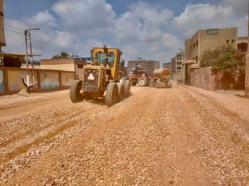 محافظ الغربية يتابع أعمال رصف وتطوير شارع المدارس بقطور