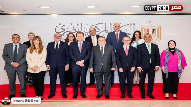 صورة تجمع محافظ البنك المركزي المصري مع أعضاء البنك الأوروبي 