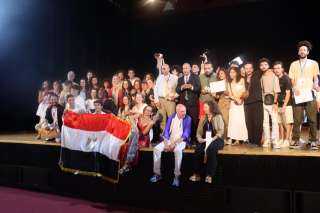 جامعة عين شمس الأولى على قارات العالم بالعرض المسرحي سالب صفر