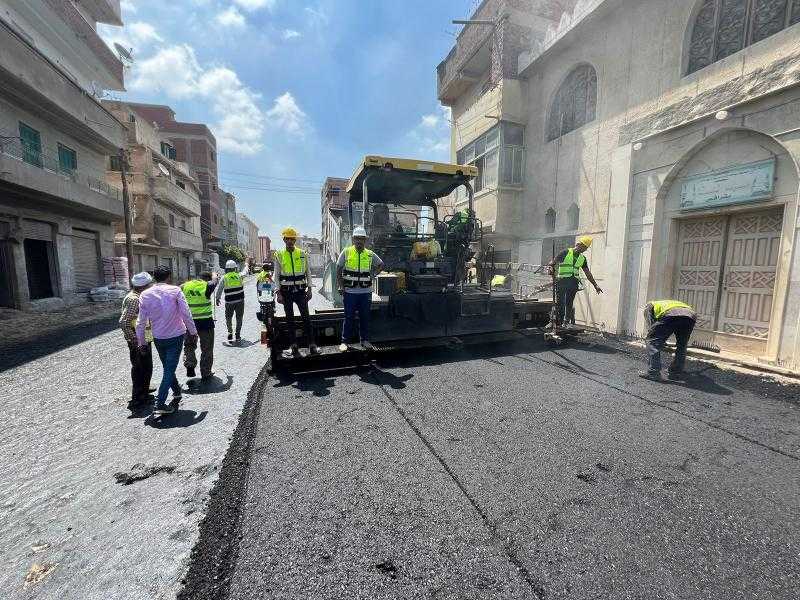 تواصل أعمال رصف طريق دمنهور شبراخيت بطول 12 كم