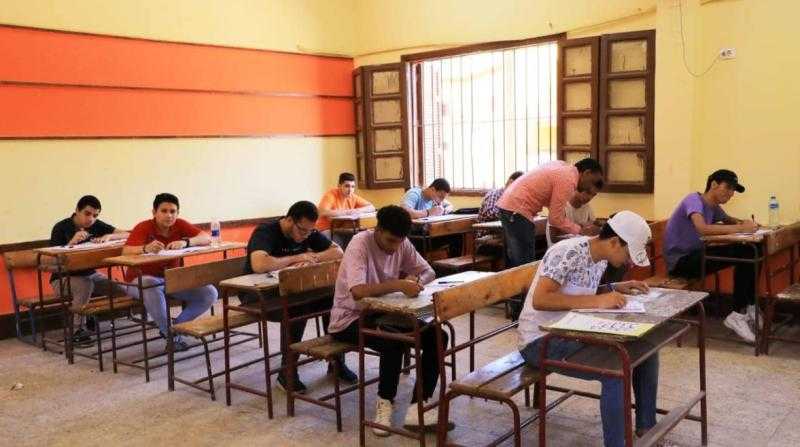 طلاب الثانوية العامة يبدأون امتحان الديناميكا