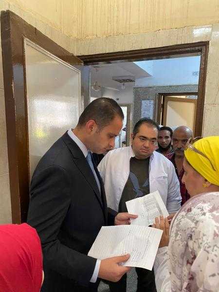 نائب وزير الصحة يتفقد مركز طبي التجمع الخامس ويوصي بصرف مكافأة لمثقفة صحية