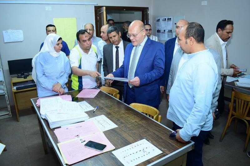 رئيس جامعة سوهاج يتفقد اختبارات القدرات بكلية التربية الرياضية