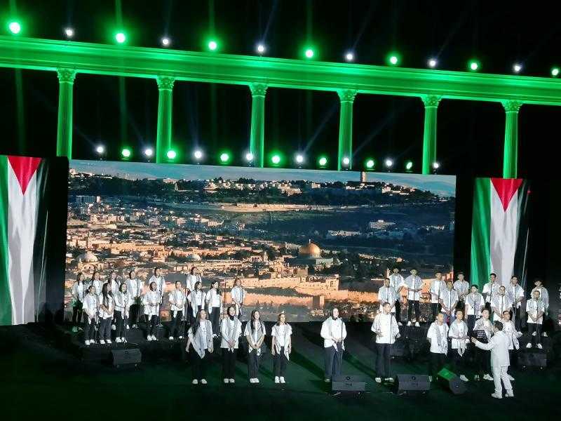 كورال شباب الأوبرا يبدع لوحة فنية بمزيج مصري فلسطيني على المسرح الروماني بالعلمين