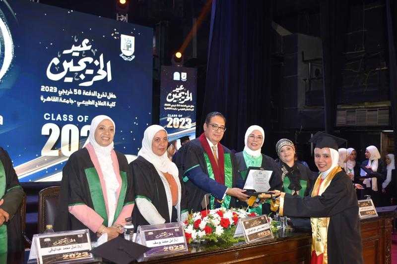 رئيس جامعة القاهرة يشهد حفل تخرج الدفعة 58 من خريجى كلية العلاج الطبيعي