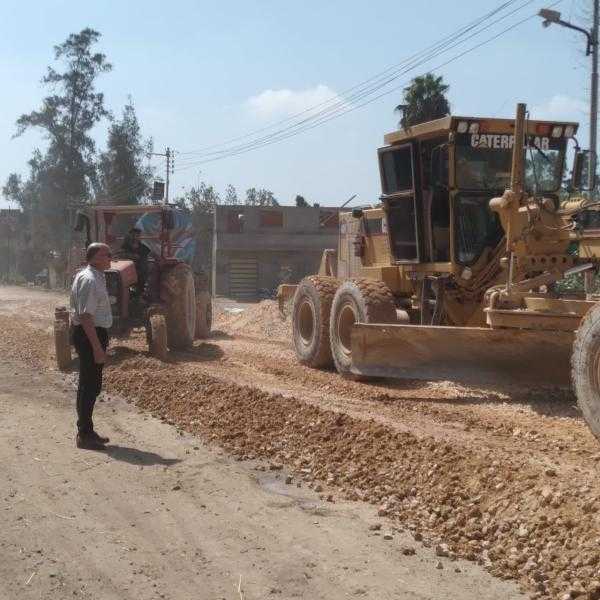 محافظ كفر الشيخ يتابع رصف طريق «الجرايدة - المنشية» بطول 4 كم ببيلا