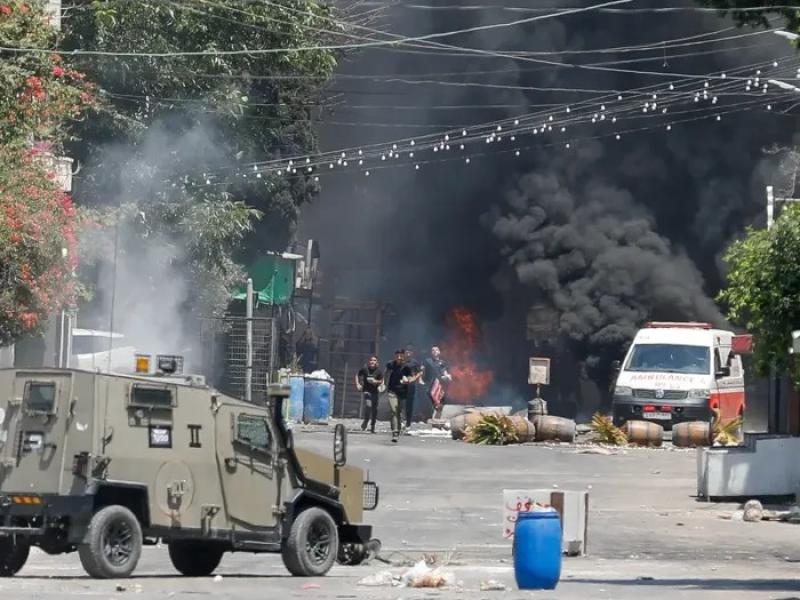 اندلاع مواجهات بين جيش الاحتلال والفلسطينيين شرق رام الله