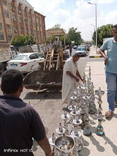 جهاز مدينة الشروق يشن حملة مكبرة لرفع الإشغالات ويحرر (16) محضر مخالفة وإعدام فورى لـ (57) شيشه مصادرة من الحملة