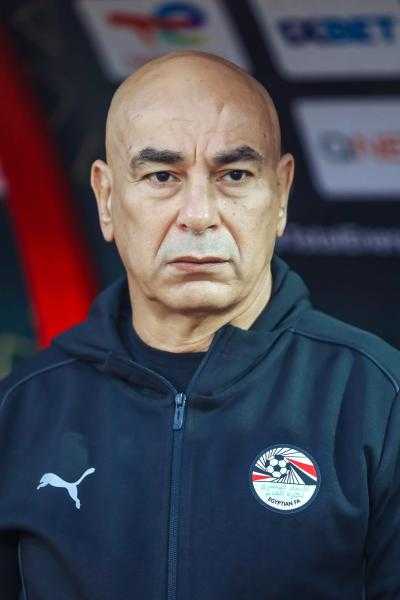 رئيس الزمالك السابق يُهاجم حسام حسن بسبب أزمة حجازي