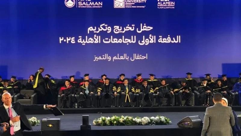 مدبولي يشهد احتفالية تخريج الدفعة الأولى من الجامعات الأهلية بالمتحف المصري الكبير