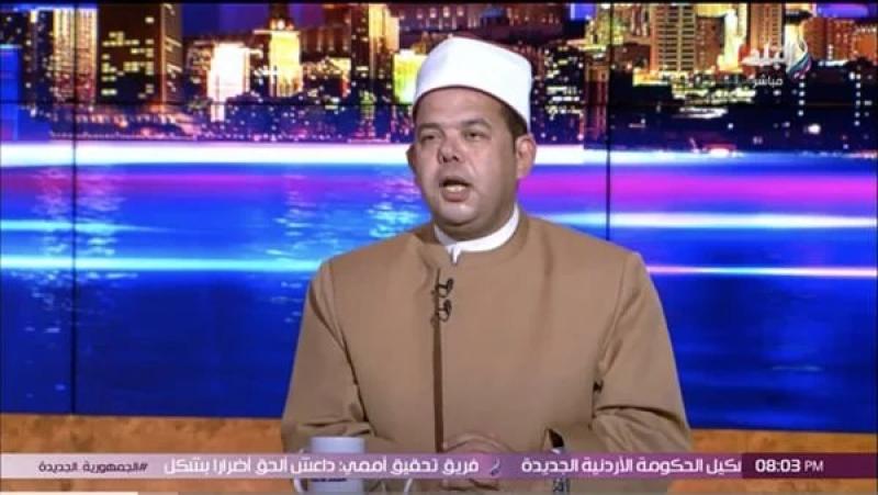 أحد القساوسة يوزع حلوى المولد النبوي الشريف في الإسكندرية