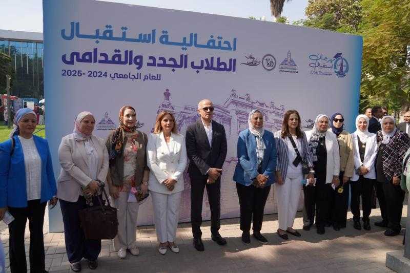 رئيس جامعة عين شمس يشهد رفع وتحية العلم خلال مهرجان استقبال العام الجامعي  2024-2025