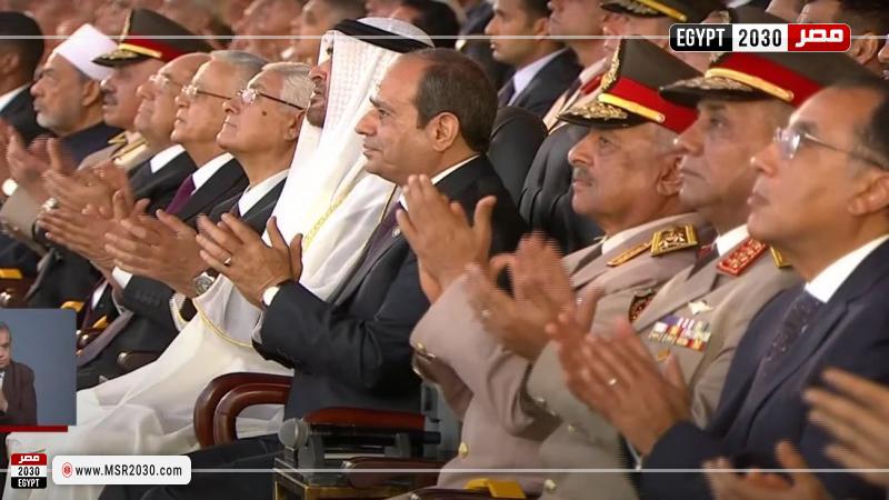 الرئيس السيسي وبن زايد يشاهدان عرضا لفريق الألعاب الجوية