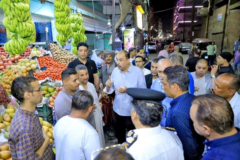 محافظ سوهاج يتفقد عددًا من الشوارع والمحال التجارية ويتابع مستويات النظافة والإشغالات