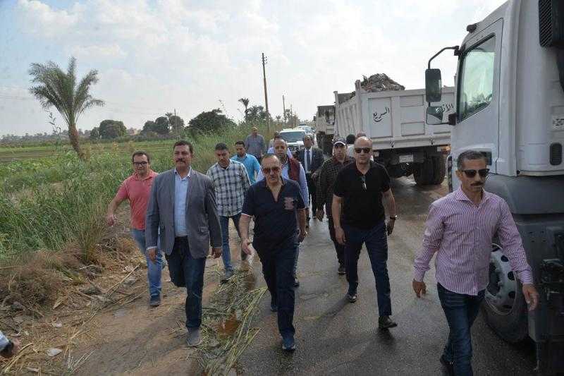 محافظ أسيوط يتابع أعمال رفع حوالي 2000 طن من مخلفات هدم المباني بطول طريق نزالي جانوب- فزارة بمركز القوصية