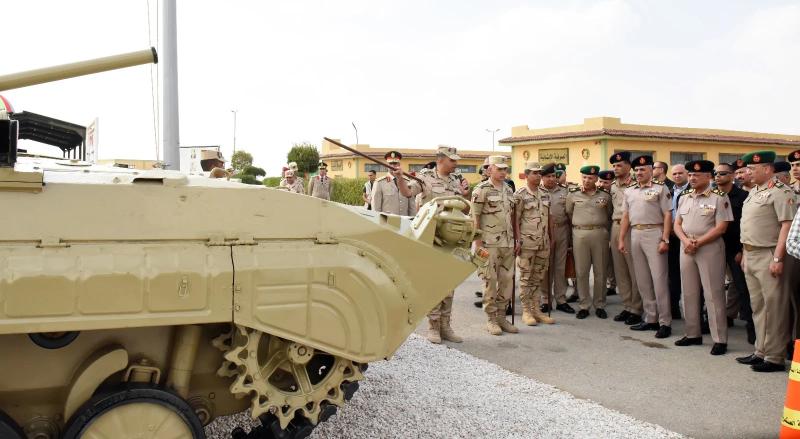 وزير الدفاع يشهد مناقشة البحث الرئيسي لإدارة المدرعات حول تطوير الدبابات بالقوات المسلحة