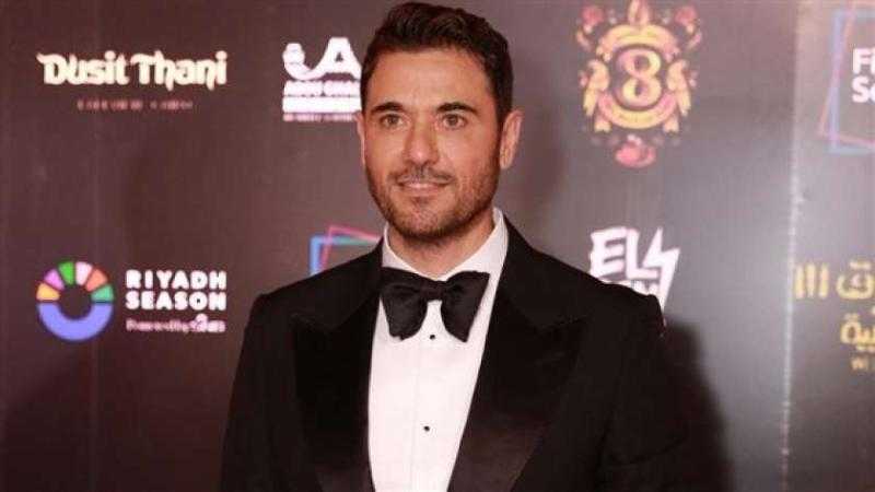 أحمد عز يهدي تكريمه بمهرجان القاهرة السينمائي للزعيم عادل إمام