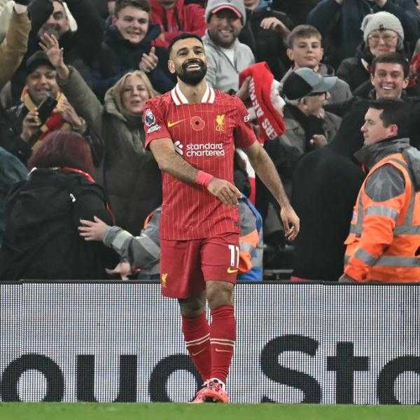 محمد صلاح يداعب أحد المعجبين بالإمارات: «بس يا ابني أنا جاي أتكلم كلمتين»