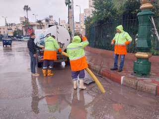 جهود مكثفة لرفع تجمعات المياه بشوارع وميادين مدن وقرى المحافظة