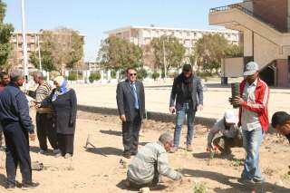 رئيس جامعة جنوب الوادي يتابع اعمال التجميل والتطوير بالحرم الجامعي