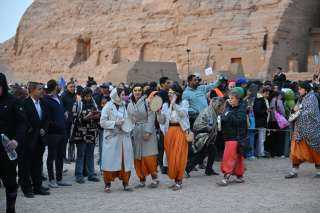 عروض فلكلورية مبهجة لفرق مهرجان أسوان في معبد أبو سمبل بحضور الآلاف